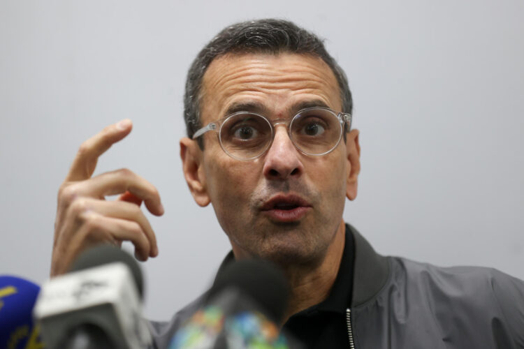 El diputado Henrique Capriles habla durante una rueda de prensa este miércoles, en Caracas (Venezuela). EFE/ Ronald Peña R