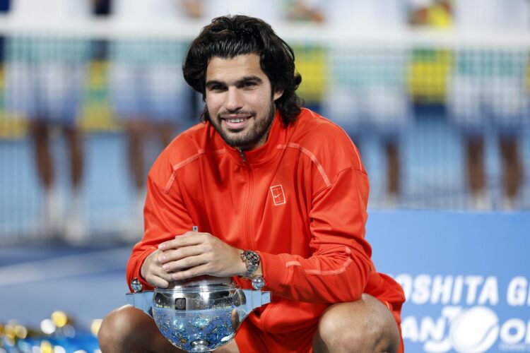El tenista español Carlos Alcaraz posa este martes con el trofeo tras ganar el torneo de Tokio ante el checo Jiri Lehecka. EFE/ FRANCK ROBICHON