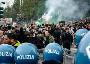 Cientos de estudiantes protestan en Italia por la educación pública y la crisis climática