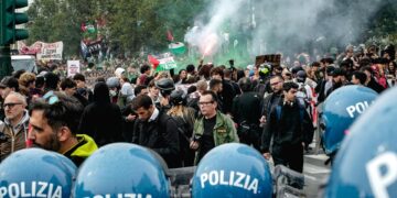 Cientos de estudiantes protestan en Italia por la educación pública y la crisis climática