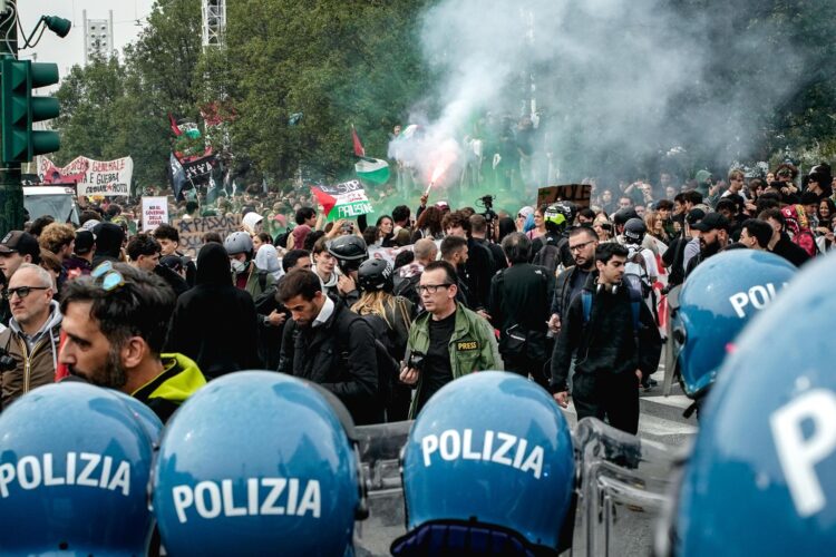 Policías vigilan durante una protesta contra el cambio climático como parte del grupo 'Fridays for Future', junto a estudiantes que protestan por el deterioro de sus escuelas, en Turín, Italia, 16 de octubre de 2026. (Protestas, Italia) EFE/EPA/Tino Romano