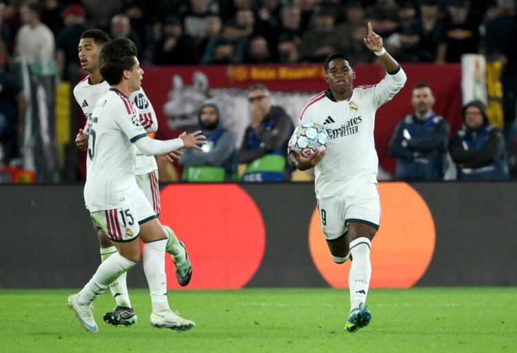 El jugador del Real Madrid Endrick (d) celebra su gol durante el partido de la fase liga de la UEFA Champions League que han jugado AS Roma y Real Madrid en el Olímpico de Roma,Italia. EFE/EPA/ETTORE FERRARI