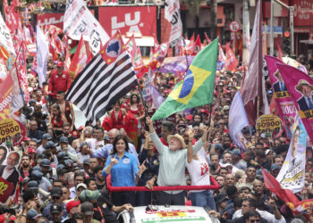 Lula y Bolsonaro se dan un baño de masas en São Paulo en la víspera a los comicios