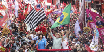 Lula y Bolsonaro se dan un baño de masas en São Paulo en la víspera a los comicios