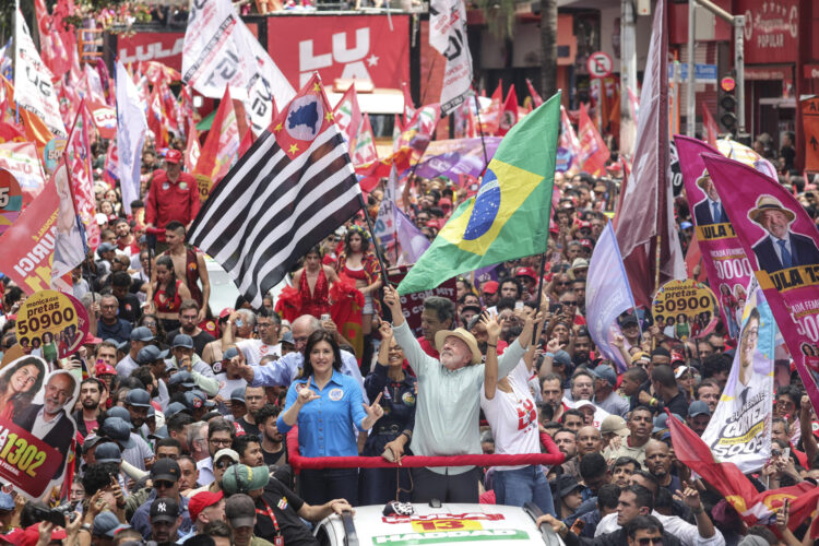 El presidente de Brasil y candidato a la reelección, Luiz Inácio Lula da Silva (c), participa junto a la candidata el senado Simone Tebet (i) en una caravana este sábado, en Sao Paulo (Brasil). EFE/ Sebastiao Moreira