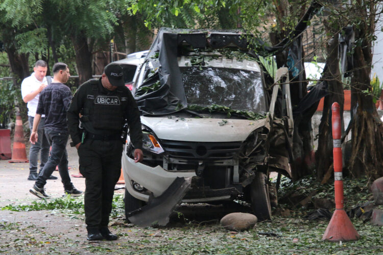 Un integrante de la Policía de Colombia inspecciona un área afectada por una explosión este martes, en Cúcuta (Colombia). EFE/ Mario Caicedo