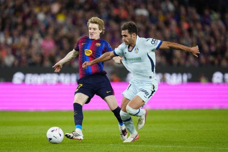El futbolista del FC Barcelona Anthony Gordon (i) se enfrenta a Abdel Abqar (d), del Getafe CF, durante su partido de la jornada 8 de LaLiga EA Sports en el Camp Nou este sábado en Barcelona. EFE/Alejandro García