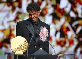 Lamine Yamal se hace con su tercer trofeo Kopa