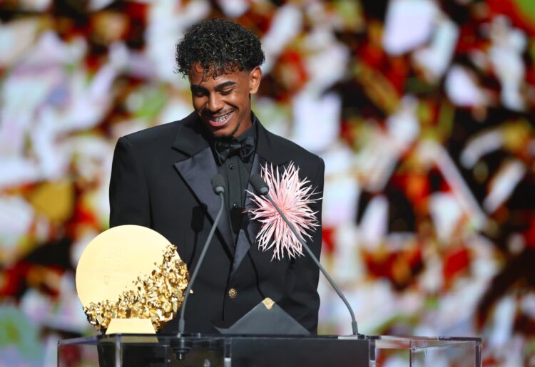 Lamine Yamal, futbolista del Barcelona, recibe e Trofeo Kopa en el London Palladium Theatre, Reino Unido, Londres. EFE/EPA/TOLGA AKMEN