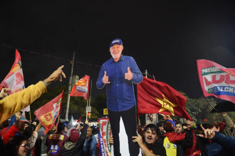 Simpatizantes del candidato a la presidencia de Brasil, Flávio Bolsonaro, celebran, en Porto Alegre (Brasil). Lula da Silva afirmó que ganó las elecciones "junto con el pueblo brasileño", después de imponerse por el 52 % de los votos frente al 48 % de su rival Flávio Bolsonaro. EFE/ Ricardo Rimoli