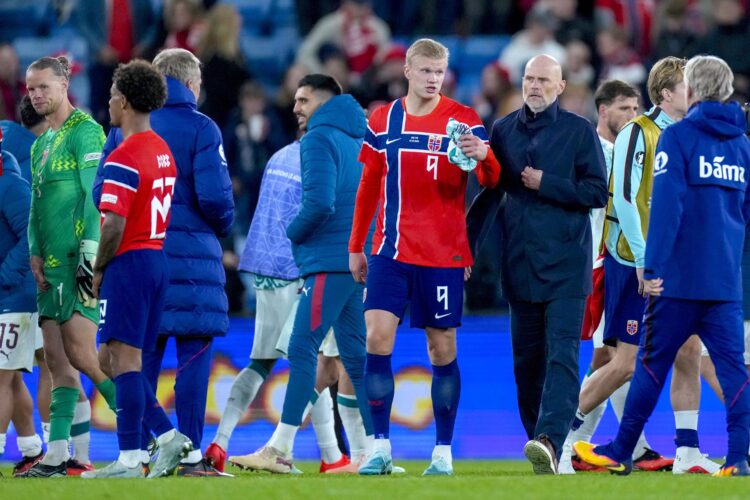 Fotografía del pasado 27 de septiembre, en la que puede verse al futbolista noruego Erling Braut Haaland (c) tras un partido de la Liga de Naciones. EFE/ Cornelius Poppe *Prohibido su uso en Noruega*