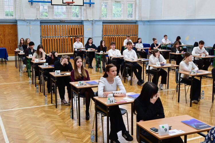 Foto del 5 de mayo de 2026, durante el examen final de graduación (Matura) para estudiantes de secundaria en un instituto de educación general en Szczecin, en el noroeste de Polonia. EFE/EPA/Marcin Bielecki POLAND OUT