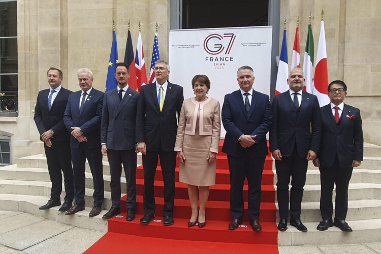 La ministra de Agricultura francesa, Annie Genevard (c) recibe a sus homólogos de Agricultura del G7 antes de su encuentro este lunes en París donde han acordado trabajar en un abanico de medidas para una gestión "más prospectiva" que permitan al sector una mayor resiliencia y reducir la volatilidad ante diversas situaciones de crisis, como son actualmente las guerras de Oriente Medio y Ucrania. EFE/ Ángel Calvo