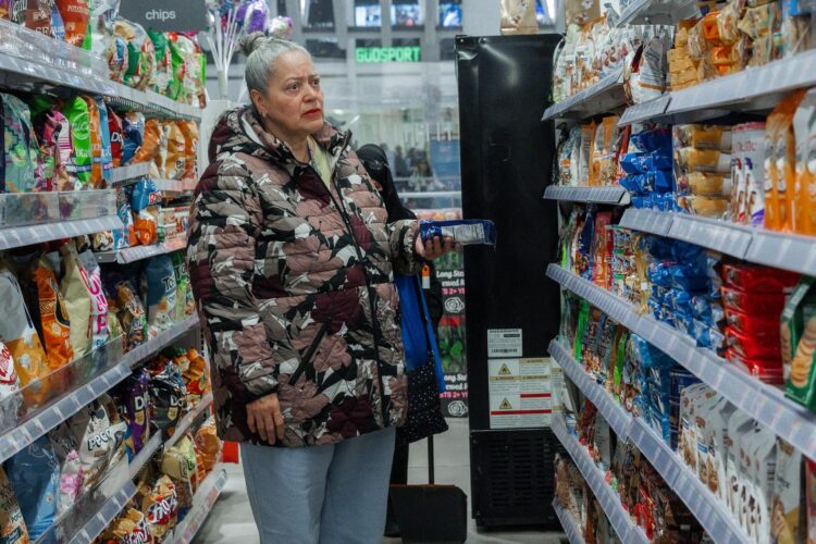 Fotografía de archivo del 10 de Abril de 2026 que muestra a una mujer observando productos en un supermercado, en Nueva York (EE. UU.). EFE/ Olga Fedorova