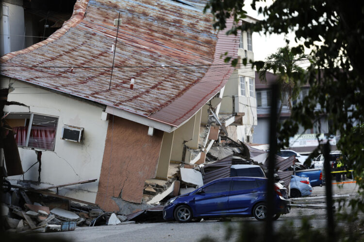 Fotografía que muestra una edificación afectada por el terremoto de magnitud 7,7 que sacudió el sureste de Panamá, con una profundidad de 10 kilómetros y generó daños en varios edificios y carreteras cercanas a la localidad de Tonosí, epicentro del temblor, en Penonomé (Panamá). EFE/ Bienvenido Velasco