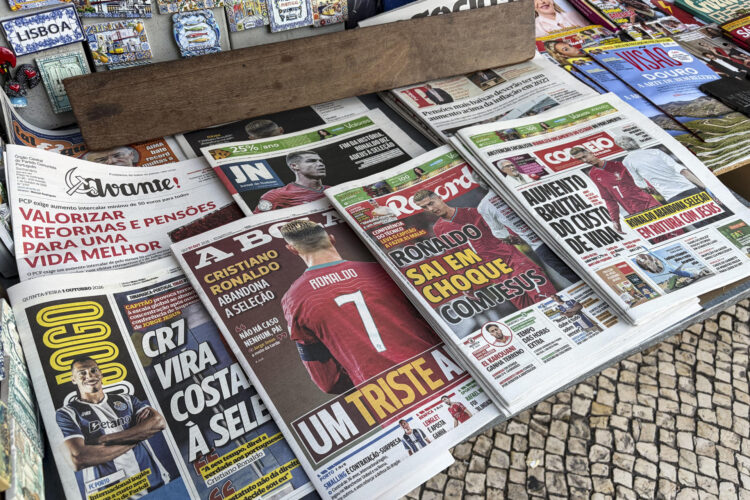 Portadas de periódicos portugueses con la salida de Cristiano Ronaldo de la concentración de la selección portuguesa de fútbol. La salida de Cristiano Ronaldo de la concentración de la selección portuguesa en Copenhague ha levantado muchas dudas entre sus compatriotas, que esperan a que tanto el astro como la federación den más explicaciones, aunque coinciden en que la retirada del jugador se aproxima mientras Jorge Jesus sea seleccionador. EFE/ Carlota Ciudad