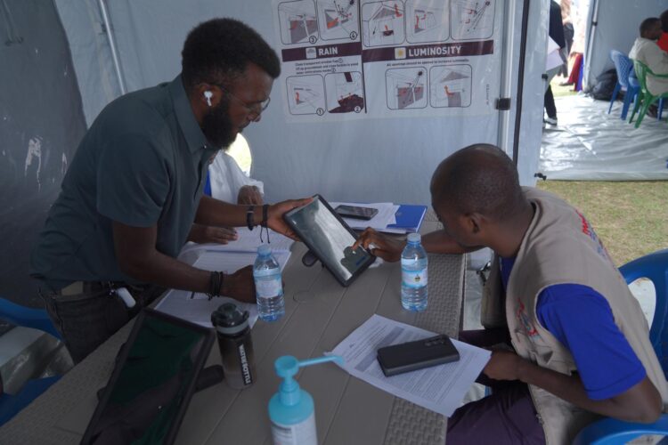 FOTO ARCHIVO. Personal médico firma unos documentos tras recibir la vacuna contra el ébola  Ervebo  en un centro de tratamiento en Bunia, Ituri, República Democrática del Congo, el 19 de septiembre de 2026. EFE/EPA/STRINGER