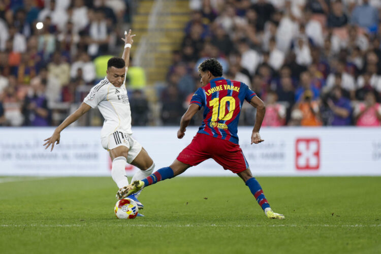 El delantero francés del Real Madrid, Kylian Mbappé, intenta superar al delantero del FC Barcelona, Lamine Yamal, durante el encuentro de la final de la Supercopa de España disputado el pasado 11 de enero de 2026 en Yeda (Arabia Saudí). EFE/ Kai Försterling
