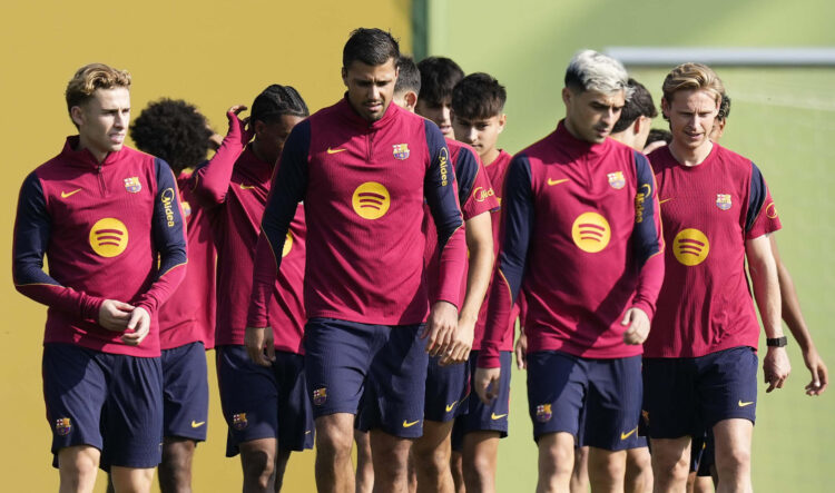 Futbolistas del Barcelona durante el entrenamiento de este viernes. EFE/ Enric Fontcuberta