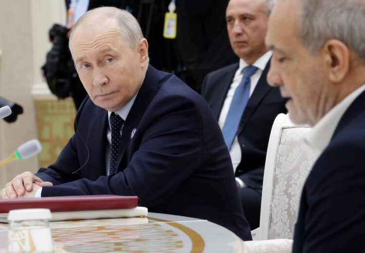 El presidente ruso, Vladímir Putin (i), el pasado 9 de octubre durante una reunión con el presidente iraní Masud Pezeshkian (d) y otros jefes de Estado en Avaza, en las afueras de Turkmenbashi, Turkmenistán. EFE/EPA/GAVRIIL GRIGOROV/SPUTNIK/KREMLIN POOL CRÉDITO OBLIGATORIO