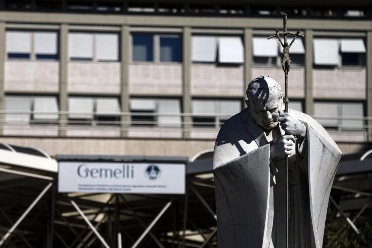 Vista de la estatua de Juan Pablo II frente al Hospital Gemelli de Roma este miércoles en Italia. EFE/EPA/ANGELO CARCONI