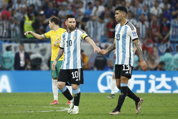 Fotografía de archivo del 3 de diciembre de 2022 en la que se observa a Lionel Messi (i), de Argentina, al saludar a su compañero Cristian Romero en un partido de los octavos de final del Mundial de Fútbol Catar 2022 entre Argentina y Australia en el estadio Ahmad bin Ali en Rayán (Catar). Romero será el nuevo capitán argentino tras la despedida de Messi del seleccionado albiceleste. EFE/ Rodrigo Jiménez