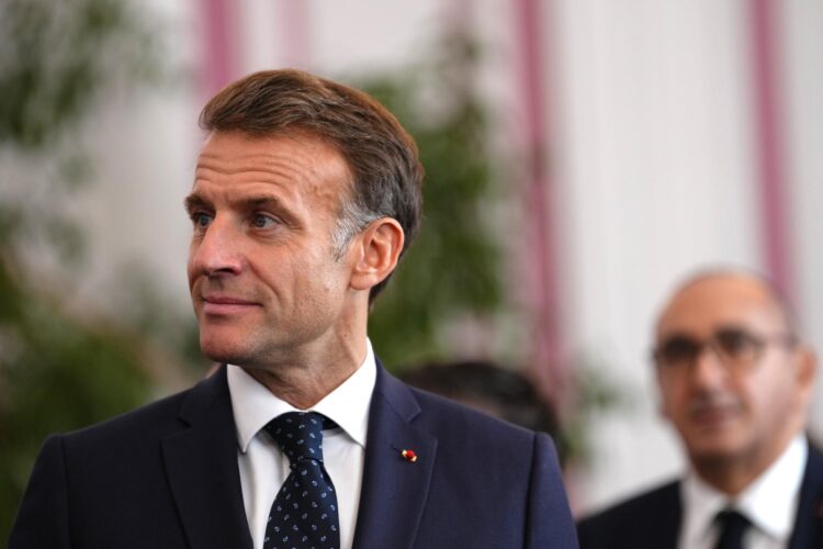 El presidente francés, Emmanuel Macron (i), este lunes en Marsella. EFE/EPA/AURELIEN MORISSARD / POOL MAXPPP OUT
