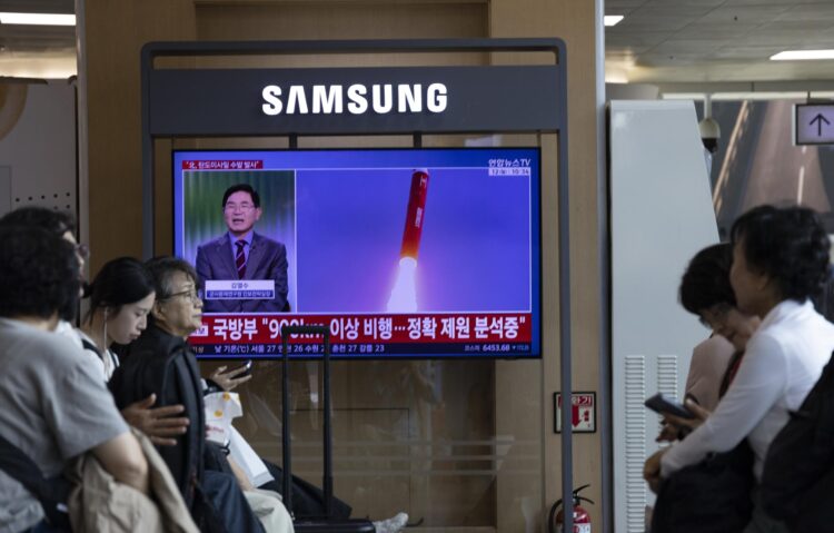 SEÚL (Corea del Sur), 12/10/2026.- Una pantalla de televisión transmite la noticia del lanzamiento de misiles balísticos por parte de Corea del Norte en una estación de Seúl. Según el Estado Mayor Conjunto (JCS) surcoreano, Pionyang lanzó varios misiles balísticos hacia el mar del Este. EFE/EPA/JEON HEON-KYUN