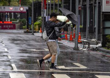 Al menos un muerto, 163 heridos y casi 1.000 vuelos cancelados en Taiwán por el tifón Champi