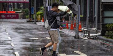 Al menos un muerto, 163 heridos y casi 1.000 vuelos cancelados en Taiwán por el tifón Champi