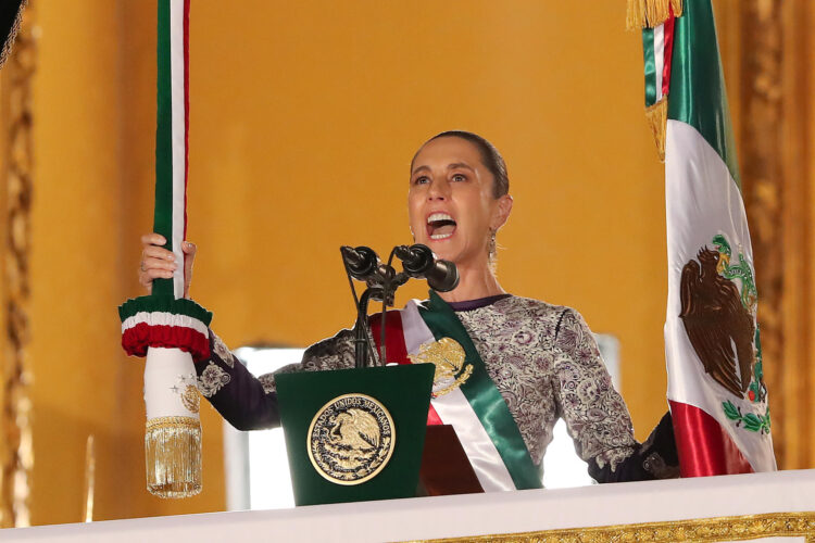 Fotografía de archivo del 15 de septiembre de 2025 que muestra a la presidenta de México, Claudia Sheinbaum, participando en la ceremonia por el 215 aniversario del Grito de Independencia, en Ciudad de México (México). EFE/ Mario Guzmán