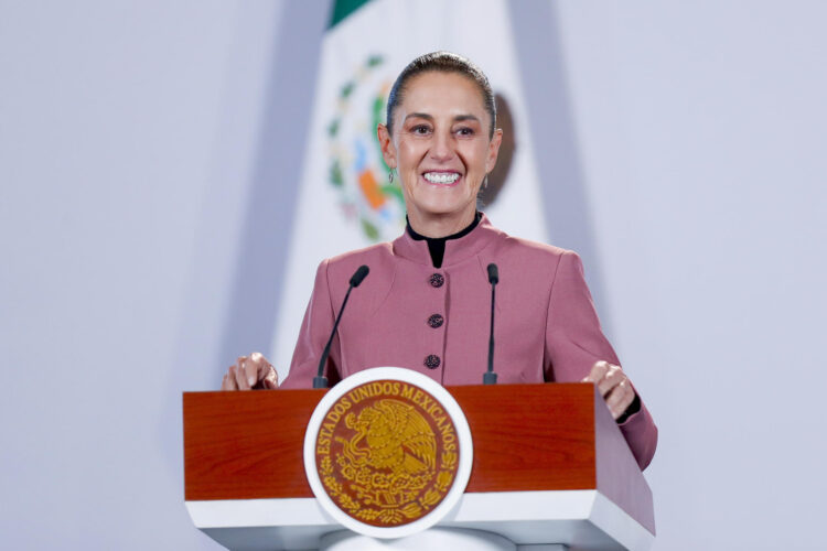 La presidenta de México, Claudia Sheinbaum, habla durante una rueda de prensa este martes, en el Palacio Nacional en Ciudad de México (México). EFE/ Isaac Esquivel