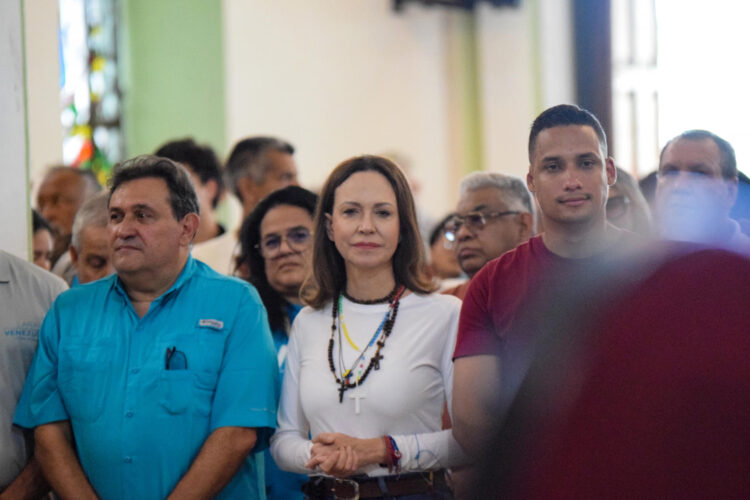 La líder opositora y premio nobel de la paz 2025, María Corina Machado (c), participa en una ceremonia este domingo, en el Santuario Divina Pastora en Barquisimeto (Venezuela). EFE/ José Miguel Alarcón