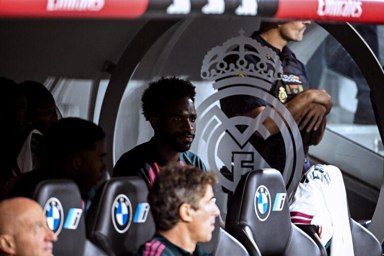 El delantero del Real Madrid Vinicius Junior, en el banquillo antes del partido de LaLiga de fútbol que Real Madrid y Villarreal CF disputaron en el estadio Santiago Bernabéu. EFE/Fernando Villar