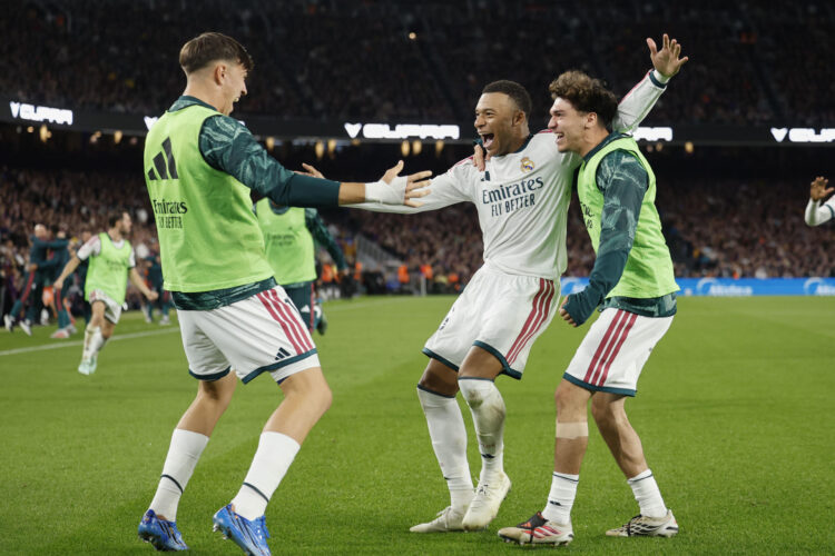 El delantero francés del Real Madrid Kylian Mbappé celebra el segundo gol de su equipo durante el encuentro de LaLiga EA Sports que disputaron este domingo FC Barcelona y Real Madrid en el estadio del Camp Nou, en Barcelona. EFE / Alberto Estévez