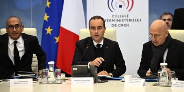 Francia decreta toques de queda parciales y anuncia ayuda excepcionales a los comercios