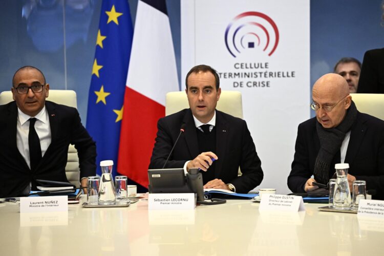 (De izquierda a derecha) El ministro del Interior de Francia, Laurent Nunez; el primer ministro, Sebastien Lecornu; y el jefe de gabinete del primer ministro, Philippe Gustin, asisten este lunes a una reunión interministerial de crisis en el Ministerio del Interior, en París (Francia).  EFE/EPA/JULIEN DE ROSA / POOL