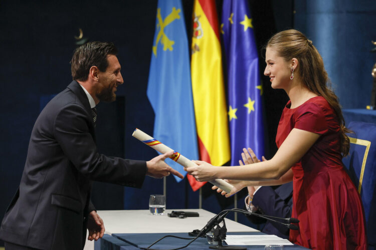 La Princesa Leonor entrega al futbolista argentino Leo Messi (i) el Premio Princesa de Asturias de los Deportes, durante la ceremonia de entrega de los Premios Princesa de Asturias 2026, en el Teatro Campoamor de Oviedo este viernes. EFE/Ballesteros