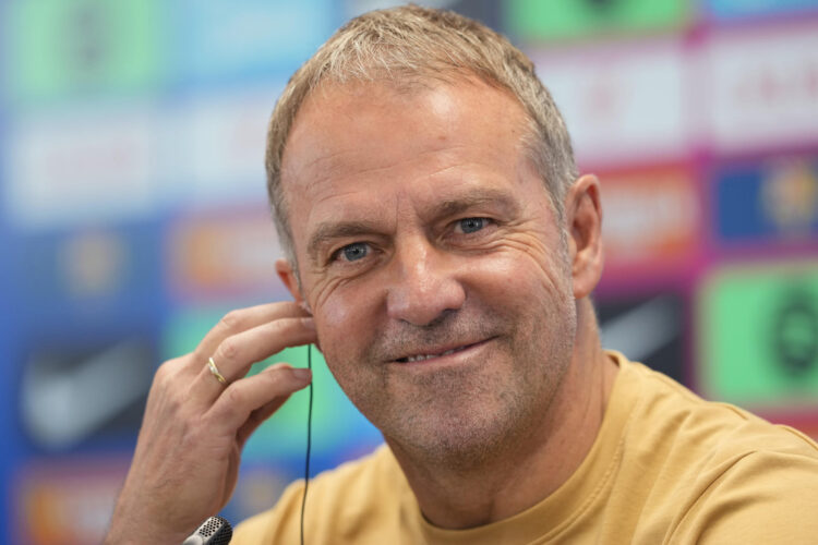 El entrenador del FC Barcelona, Hansi Flick, durante la rueda de prensa que ha ofrecido este viernes en la ciudad deportiva Joan Gamper antes del entrenamiento del equipo para preparar el partido que mañana disputarán en Sevilla ante el Real Betis. EFE/Alejandro García