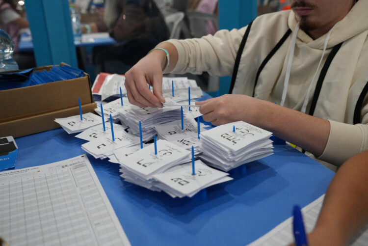 Conteo de votos en Israel tras las elecciones del 27 de octubre, en la sede del Comité Electoral. El presidente de la Comisión Electoral Central (CEC) israelí, el juez Noam Sohlberg, solicitó en una carta al jefe del Shin Bet (el servicio de inteligencia interior), David Zini, que investigue denuncias recibidas sobre una posible "injerencia extranjera" en las elecciones parlamentarias que el país celebró el martes. EFE/ Roy Yadovsky / Central Elections Committee - SOLO USO EDITORIAL/SOLO DISPONIBLE PARA ILUSTRAR LA NOTICIA QUE ACOMPAÑA (CRÉDITO OBLIGATORIO) -