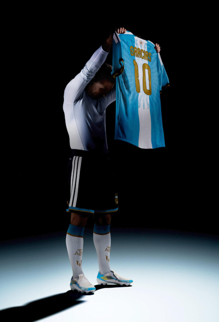 Fotografía tomada de la cuenta oficial de Instagram @leomessi que muestra al jugador Lionel Messi, quien agradeció una vez más al público argentino tras su despedida del seleccionado albiceleste este martes y expresó: "Ya está todo dicho. Y ahora, todo está hecho". EFE/ @leomessi /SOLO USO EDITORIAL/ NO VENTAS/ SOLO DISPONIBLE PARA ILUSTRAR LA NOTICIA QUE ACOMPAÑA (CRÉDITO OBLIGATORIO)
