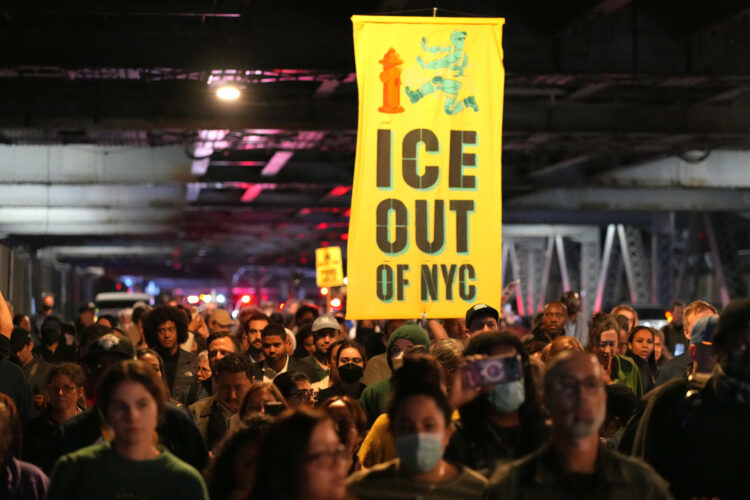 Personas participan en una manifestación contra el Servicio de Inmigración y Control de Aduanas (ICE) luego de un tiroteo que dejó un hombre herido por parte de un agente de ICE este jueves, en Nueva York (Estados Unidos). EFE/ Ángel Colmenares