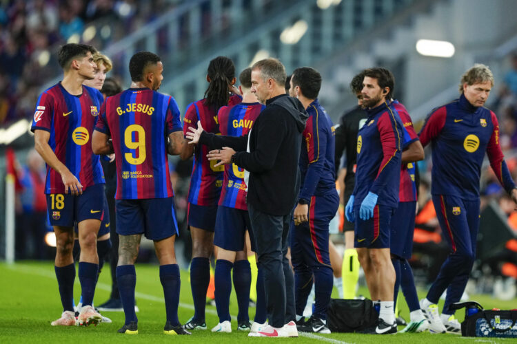 El entrenador del FC Barcelona Hansi Flick (c) conversa con Gabriel Jesús (2i) durante la pausa de hidratación, durante su partido de la jornada 8 de LaLiga EA Sports contra el Getafe CF en el Camp Nou este sábado en Barcelona. EFE/ Alejandro García