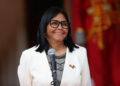 Delcy Rodríguez promete cuatro incrementos salariales para 2027 y restitución de activos