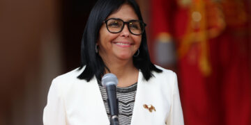 Delcy Rodríguez promete cuatro incrementos salariales para 2027 y restitución de activos