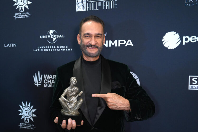 El compositor y productor musical colombiano Kike Santander posa con el reconocimiento al ingresar al Salón de la Fama de Compositores Latinos (LSHOF, por sus siglas en inglés) este miércoles, en Miami (Estados Unidos). EFE/ Alberto Boal