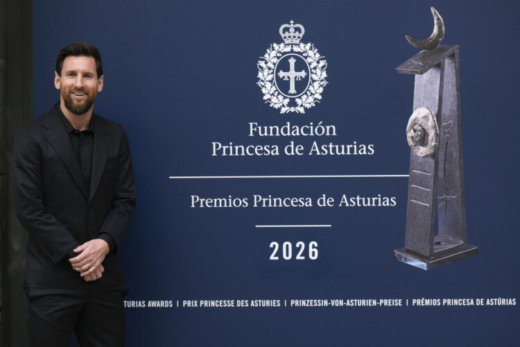 El delantero argentino Leo Messi, galardonado con el Princesa de Asturias de los Deportes, es recibido este jueves en hotel de La Reconquista de Oviedo. EFE/ Eloy Alonso