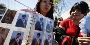 El ritual de los ‘freebies’, el fenómeno ARMY de los fans en Chile para el retorno de BTS