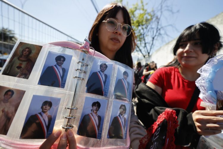 Seguidoras de la banda BTS reaccionan afuera del estadio Nacional antes del concierto este miércoles, en Santiago (Chile). EFE/ Elvis González