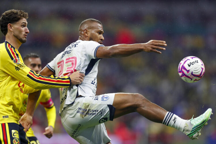 Santiago Bueno (i) del América disputa un balón con el venezolano José Rondón de Pachuca este domingo en el estadio Banorte en Ciudad de México. EFE/ Isaac Esquivel